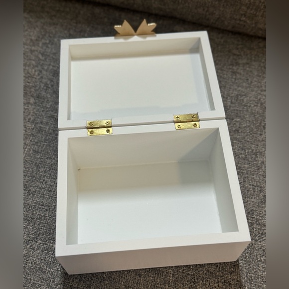 CHANEL White Box with Gold Bow Accent - Picture 4 of 6